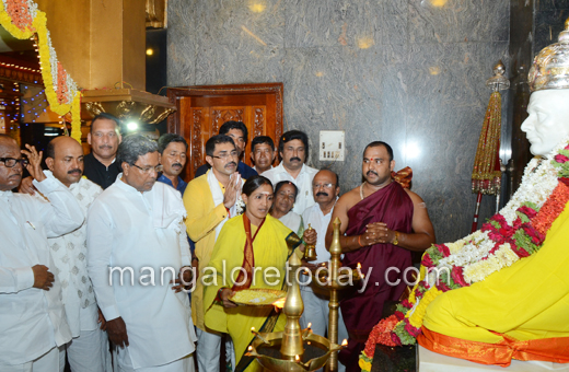 Siddaramaiah inagurates Mangalore Dasara at Sri Gokarnanatha Kshetra, Kudroli